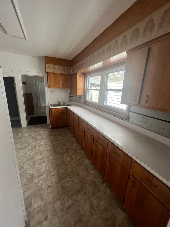 208 Wallace St - Photo 2 of 14