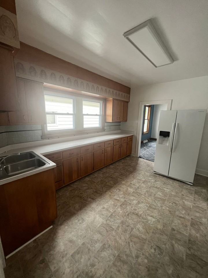 208 Wallace St - Photo 3 of 14