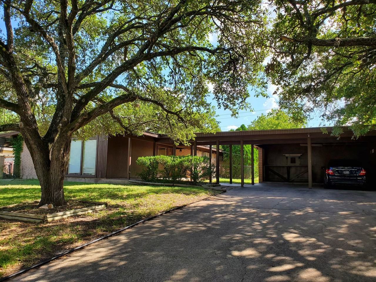 1402 Laura Ln - Photo 2 of 21