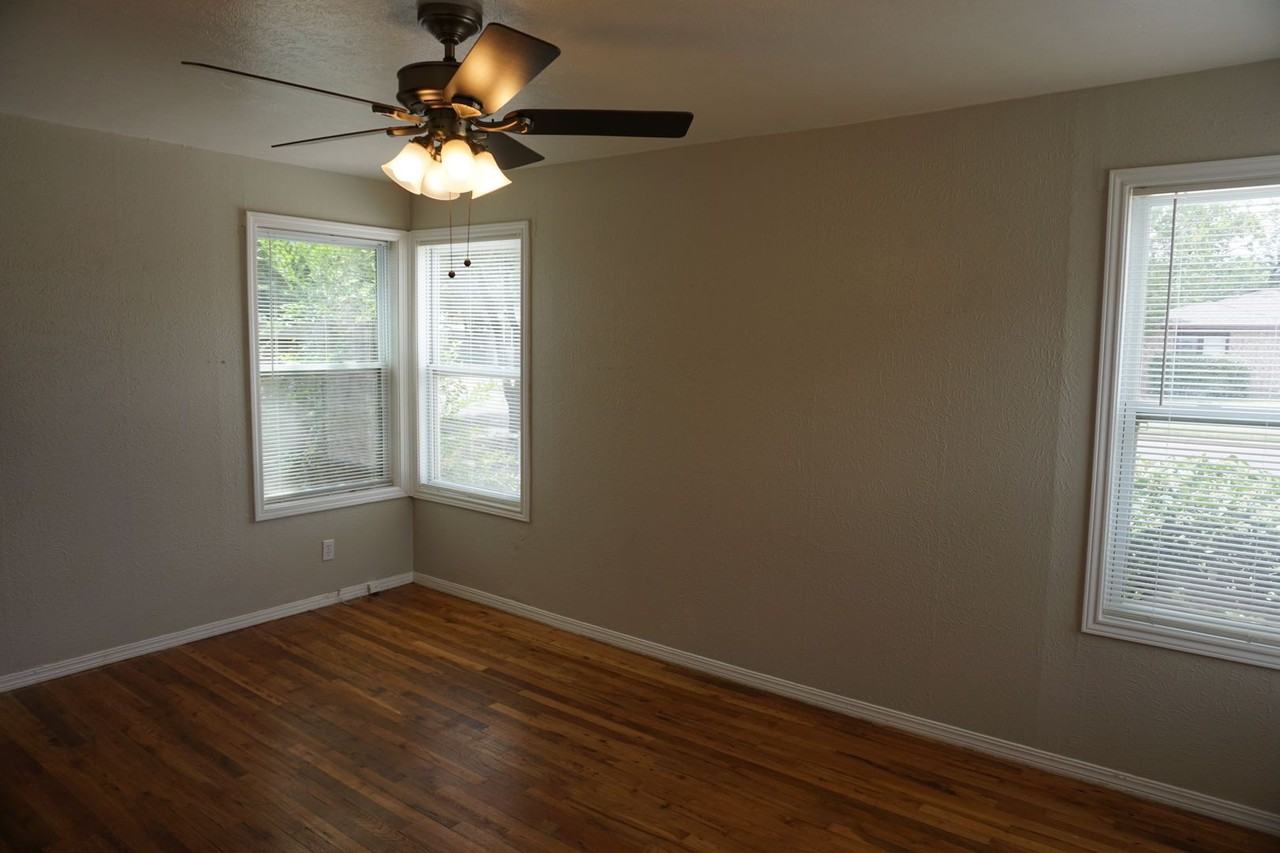 3420 25th St - Photo 5 of 8