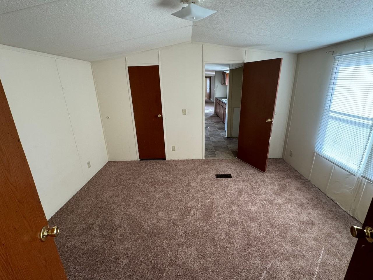 127 Travis Ln - Photo 3 of 16