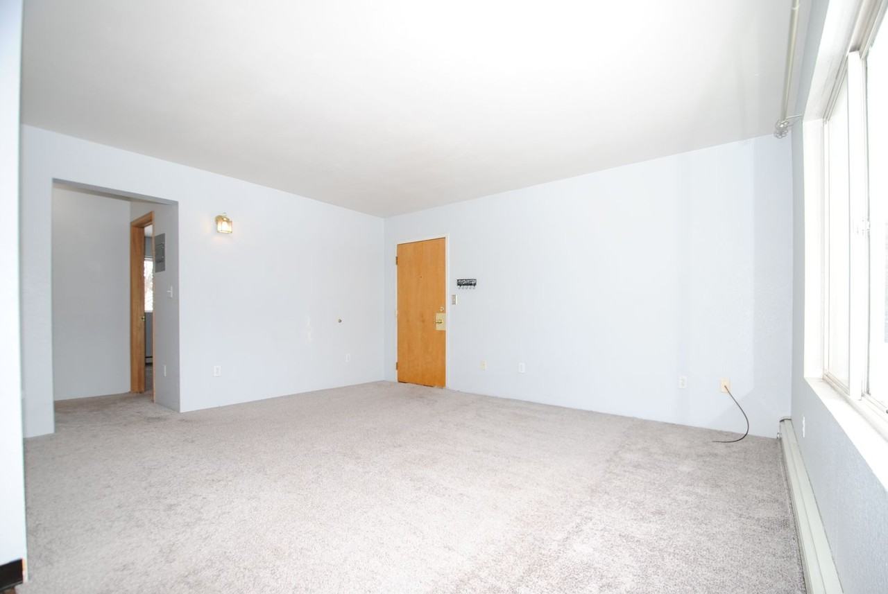 79 Slater Dr - Photo 3 of 13