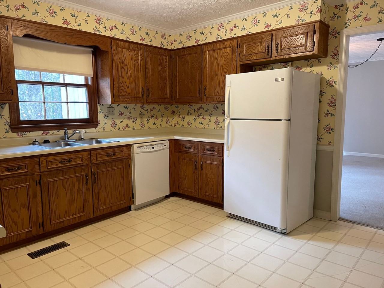 1021 Deni Ct - Photo 2 of 41