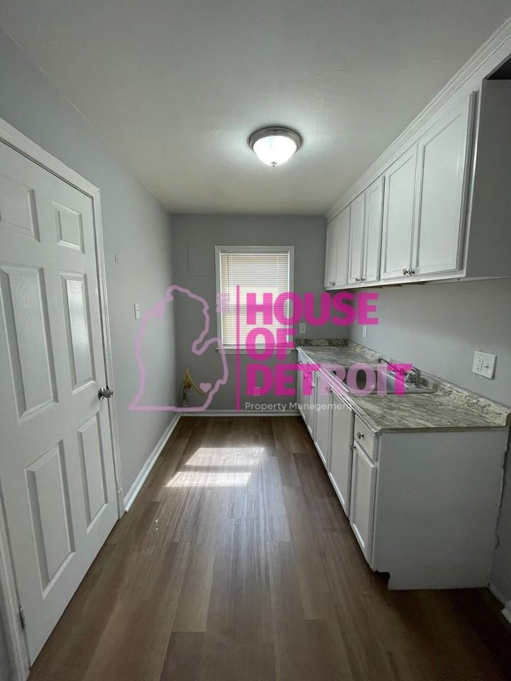 4651 - 53 Chatsworth - Photo 3 of 14