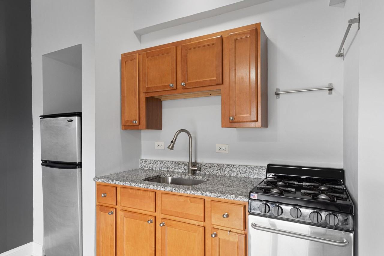 4555 N Malden St - Photo 2 of 33