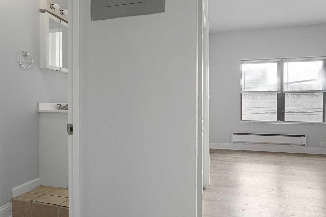 4555 N Malden St - Photo 5 of 33