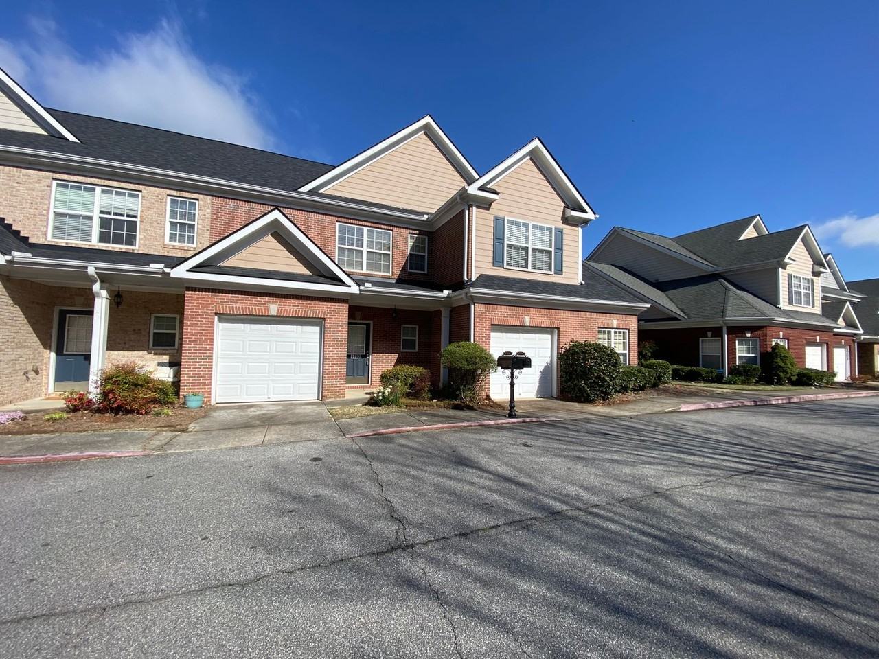 1713 Oakbrook Ln Nw - Photo 2 of 18