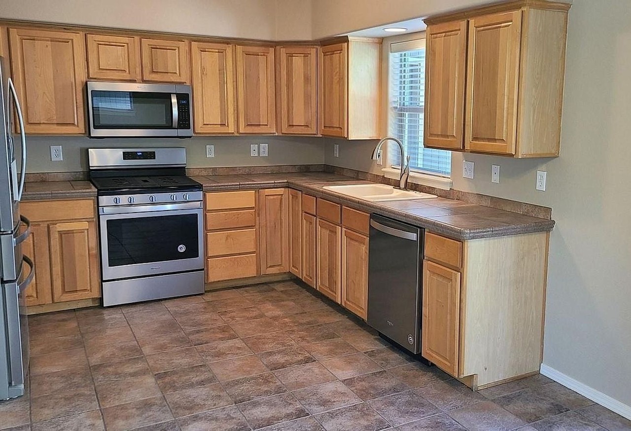 652 Se Gleneden Pl - Photo 2 of 11