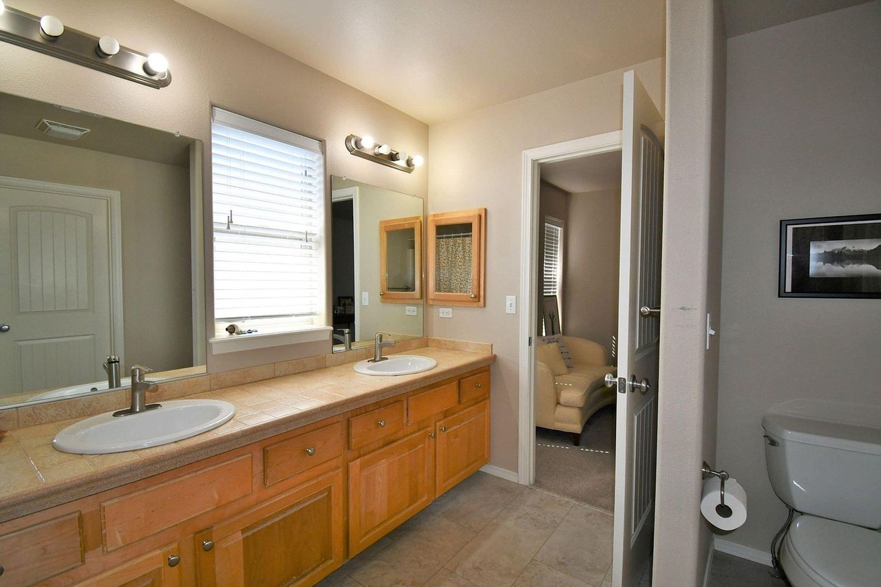 652 Se Gleneden Pl - Photo 3 of 11