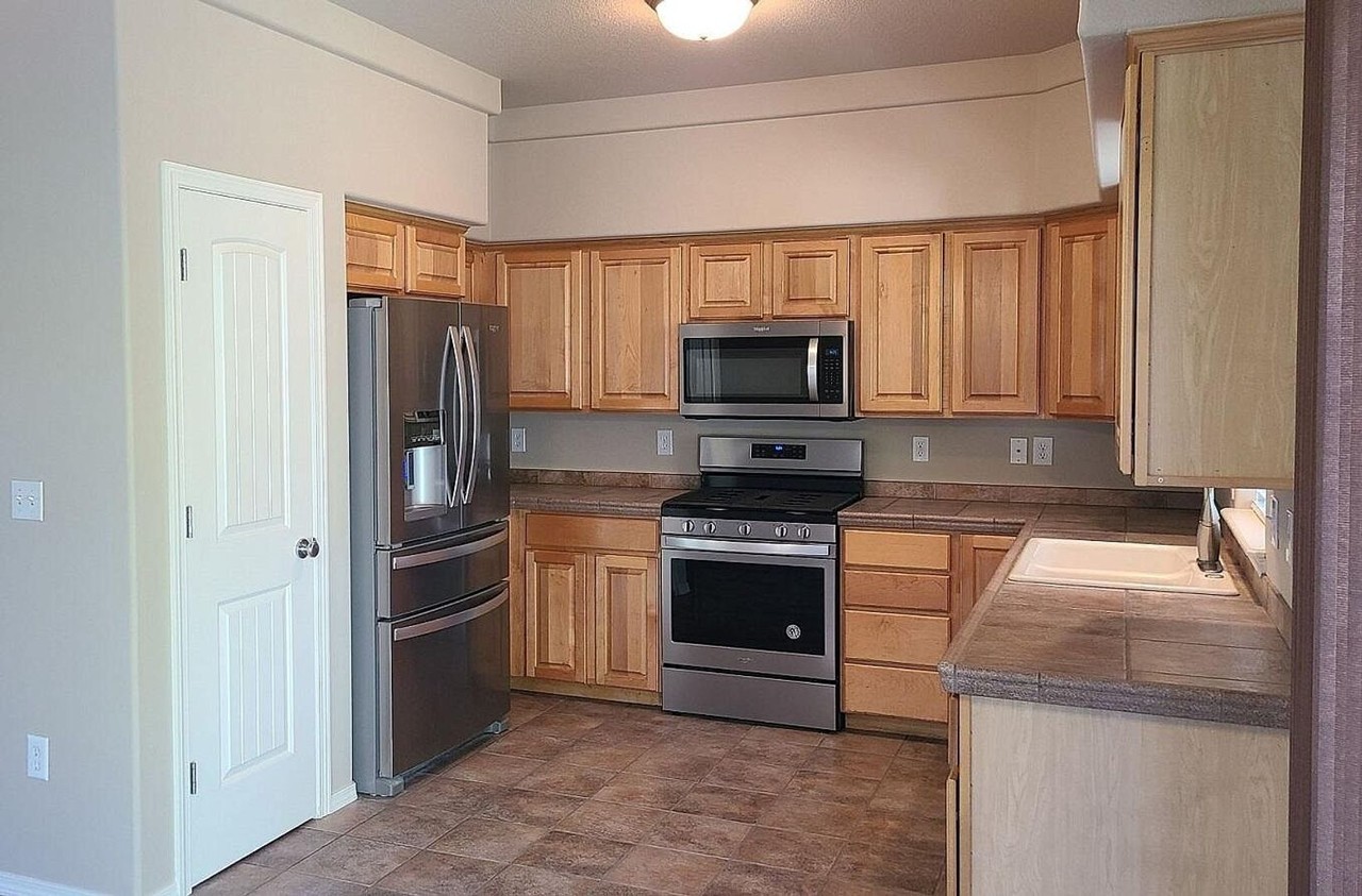 652 Se Gleneden Pl - Photo 5 of 11