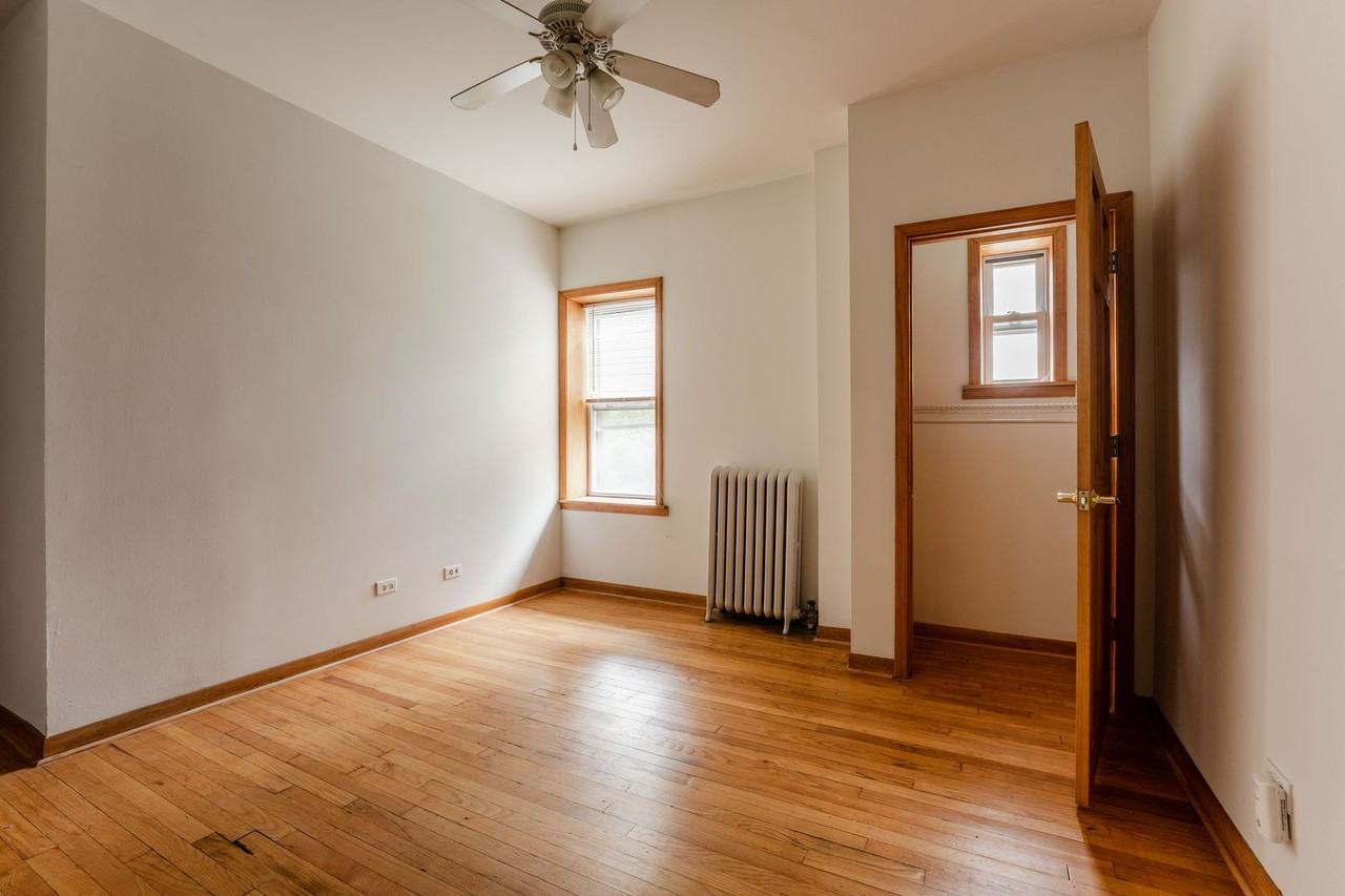 2620 W Gunnison St #1 - Photo 3 of 11