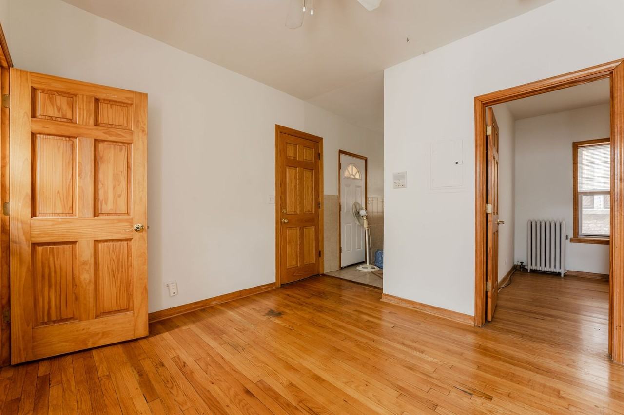 2620 W Gunnison St #1 - Photo 4 of 11