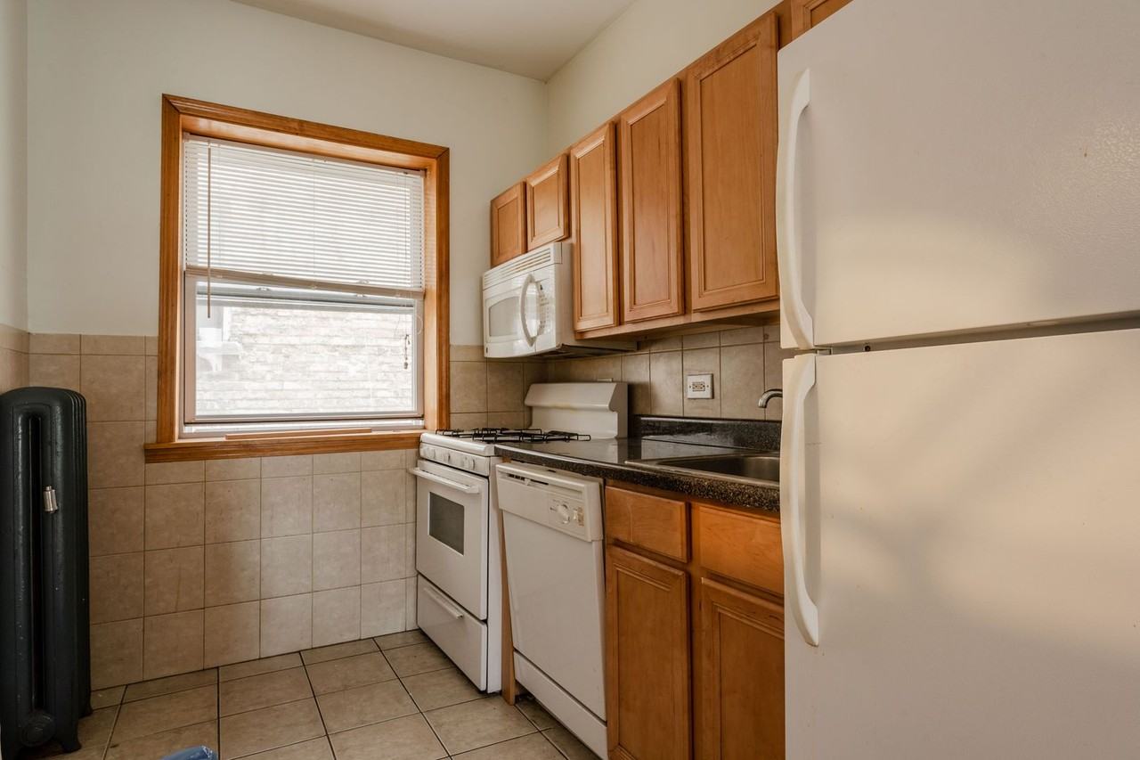 2620 W Gunnison St #1 - Photo 5 of 11