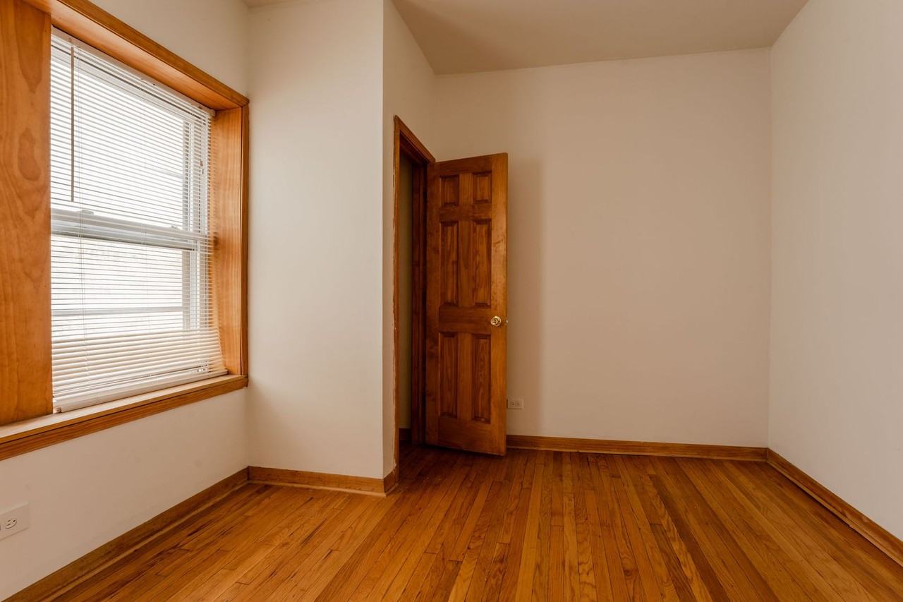 2620 W Gunnison St #1 - Photo 7 of 11