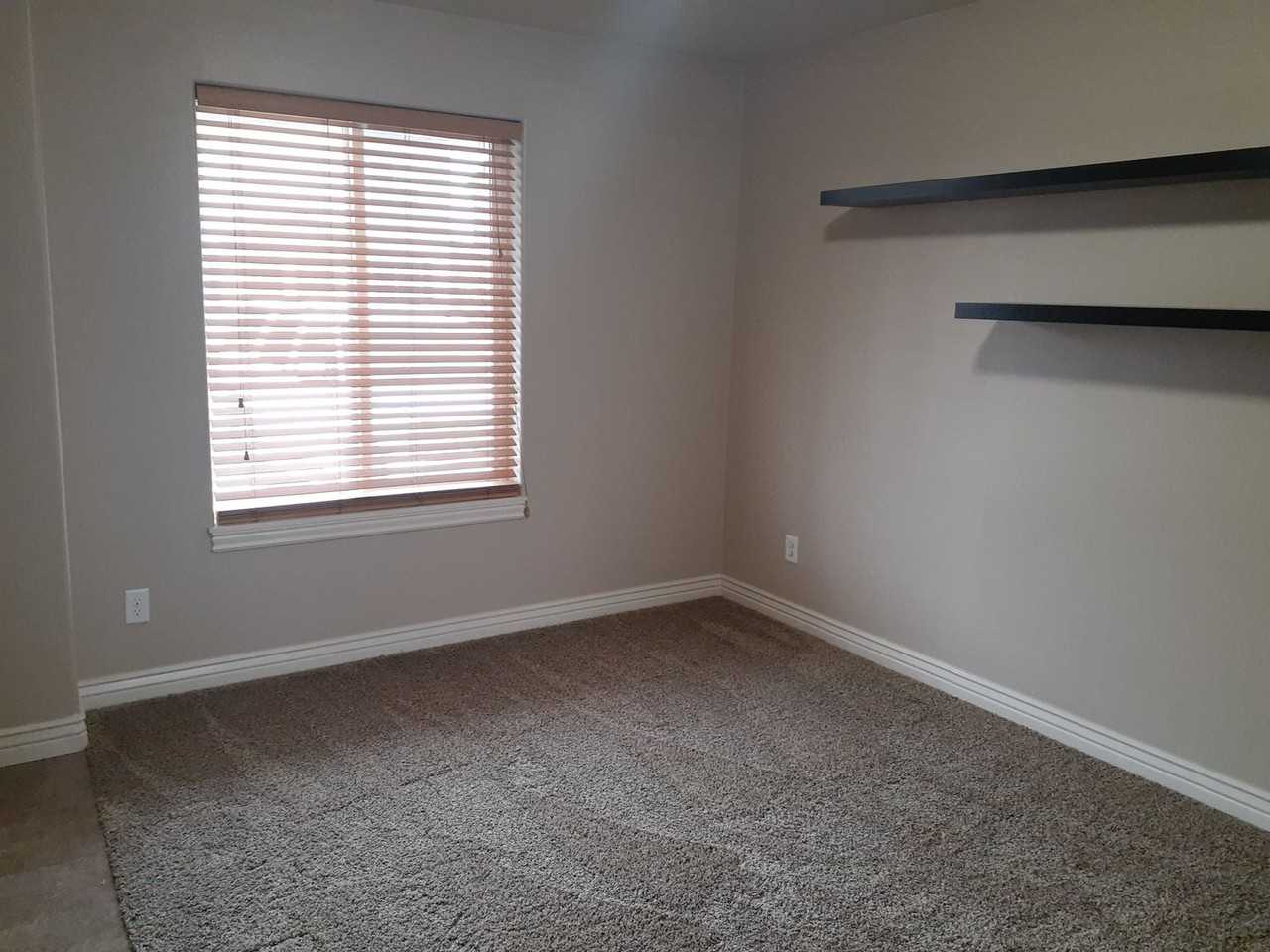 446 W 6th S - Photo 4 of 21