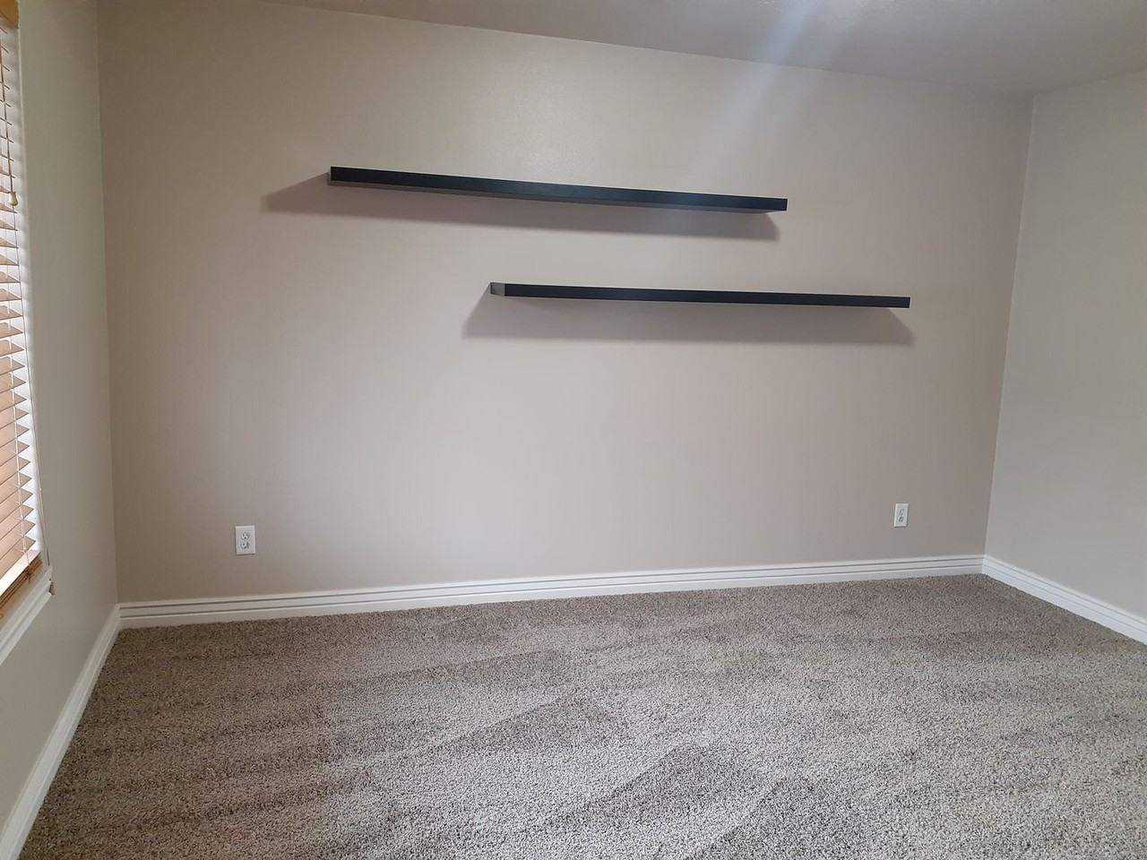 446 W 6th S - Photo 3 of 21