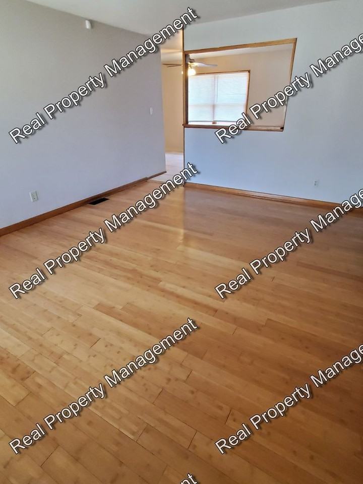 6839 Harrison St - Photo 3 of 9