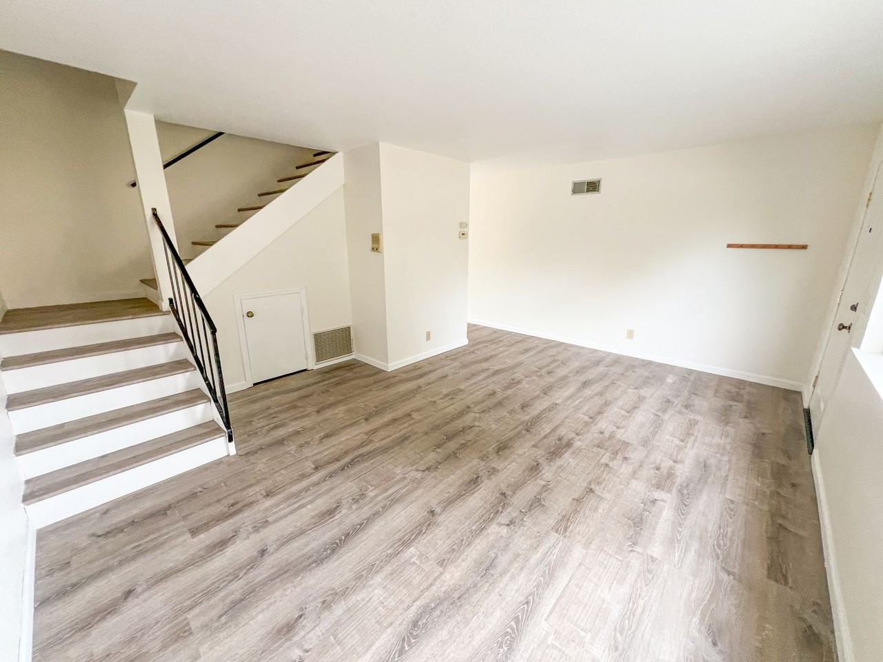 1458 W Latimer Ave - Photo 2 of 19