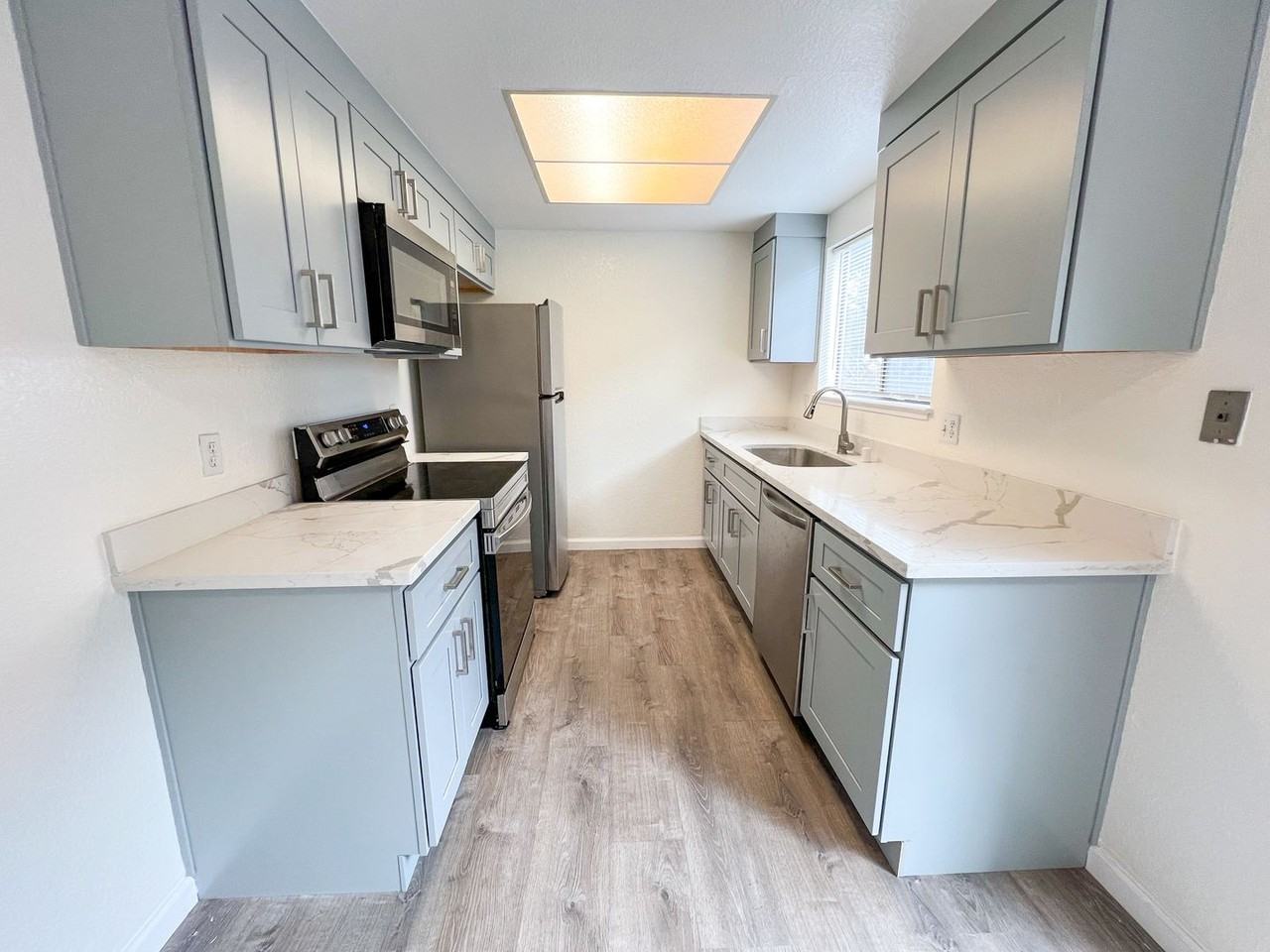 1458 W Latimer Ave - Photo 4 of 19