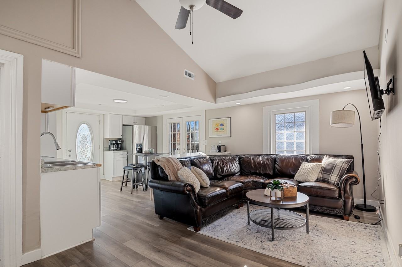 211 Thompson St #B - Photo 2 of 19