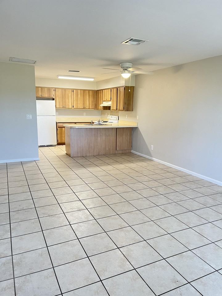 821 Northeast 8th Street #B - Photo 2 of 18