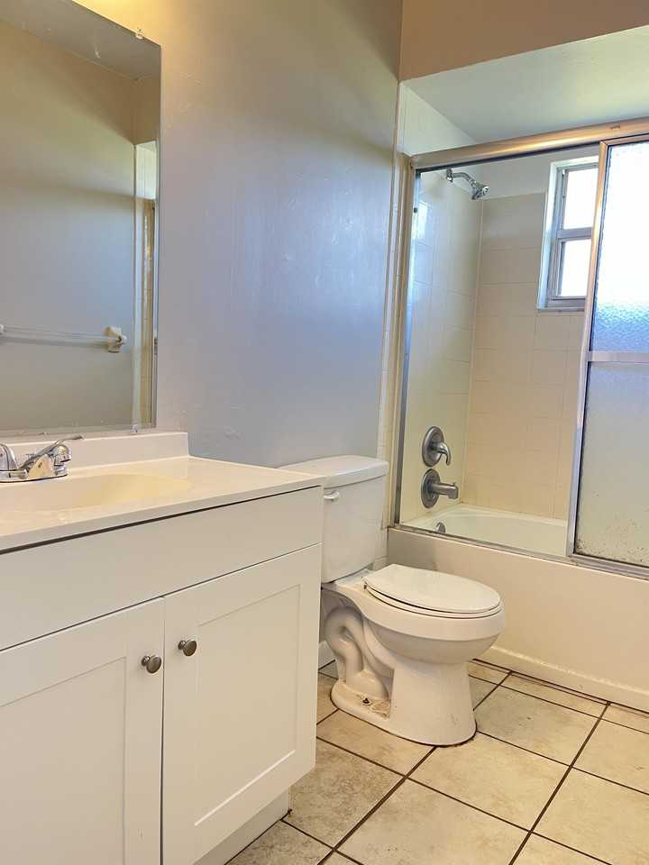 821 Northeast 8th Street #B - Photo 4 of 18