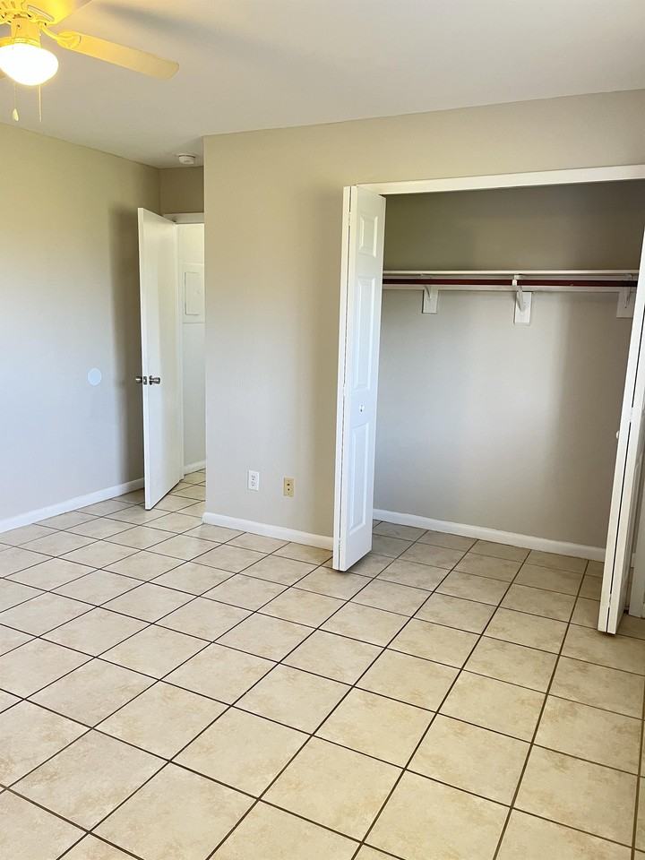 821 Northeast 8th Street #B - Photo 5 of 18