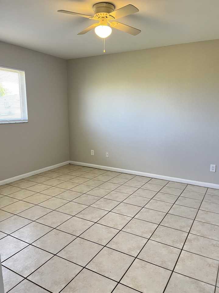 821 Northeast 8th Street #B - Photo 6 of 18