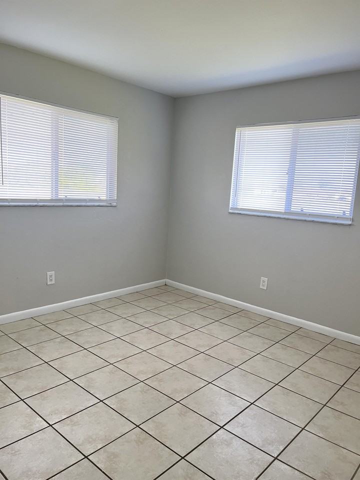 821 Northeast 8th Street #B - Photo 7 of 18