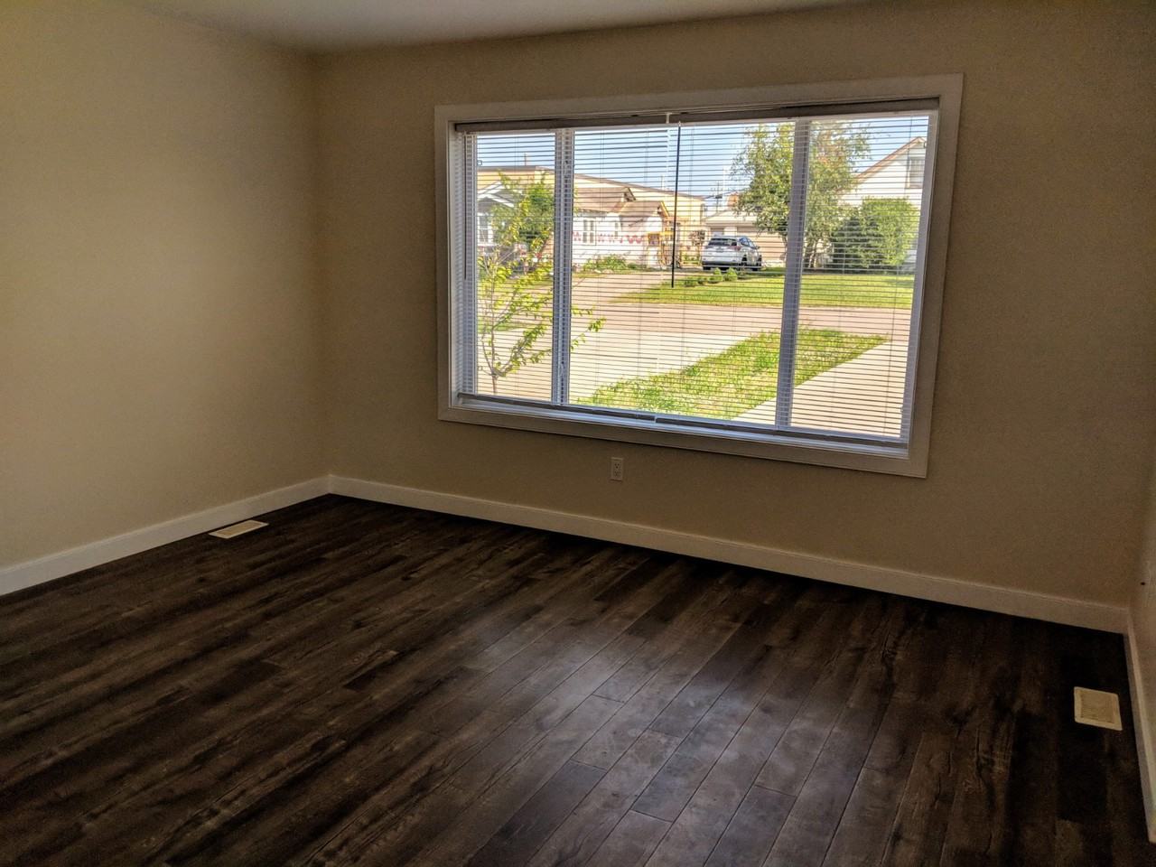 1625 99 Ave #B - Photo 2 of 14