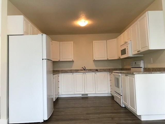 1625 99 Ave #B - Photo 3 of 14