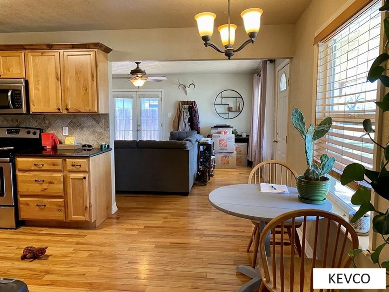 2416 Poplar Dr - Photo 4 of 17