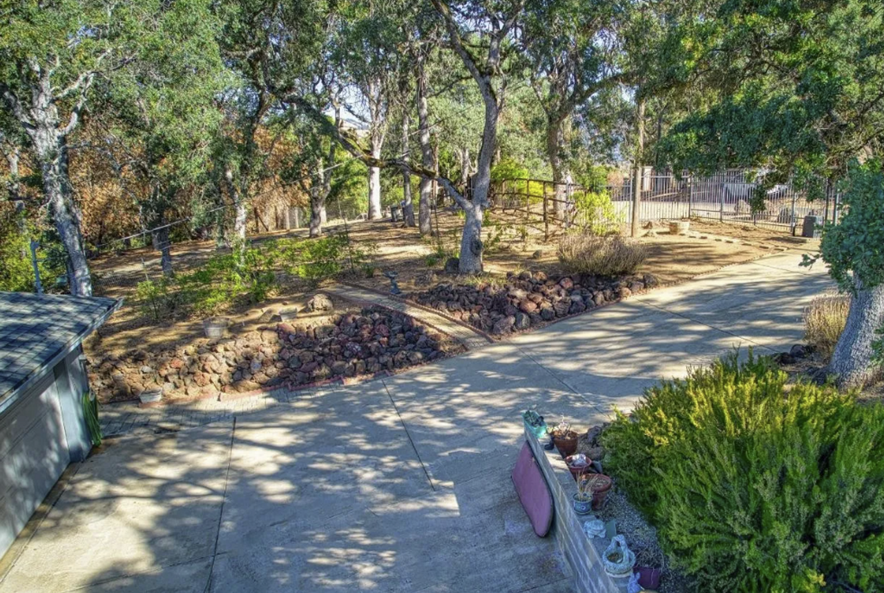 2155 Westlake Dr - Photo 2 of 7