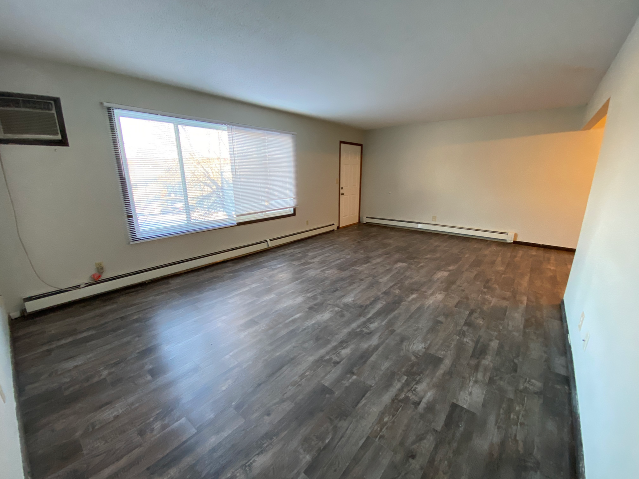 Spacious 2 bedroom 1 bathroom, pet friendly apartment - Photo 4 of 7