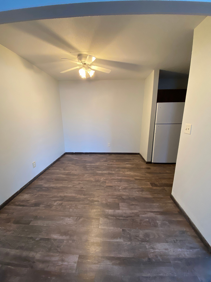 Spacious 2 bedroom 1 bathroom, pet friendly apartment - Photo 7 of 7