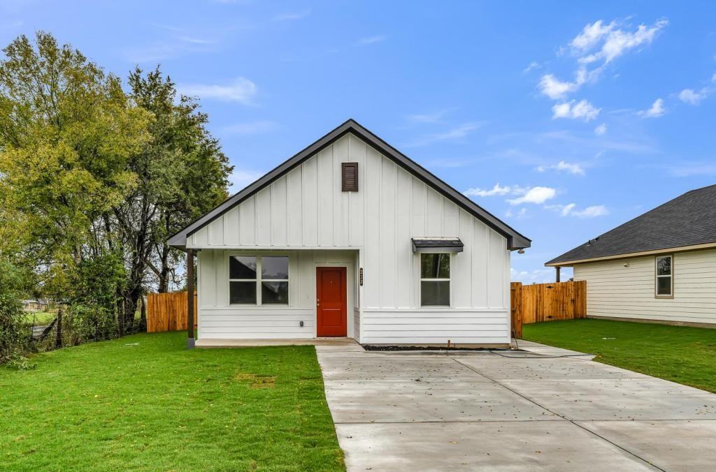 317 W Martin Luther King Dr - Photo 2 of 24