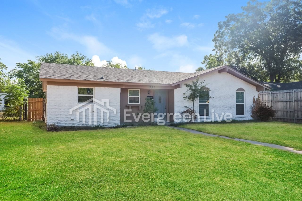 821 Quebec Dr - Photo 2 of 15