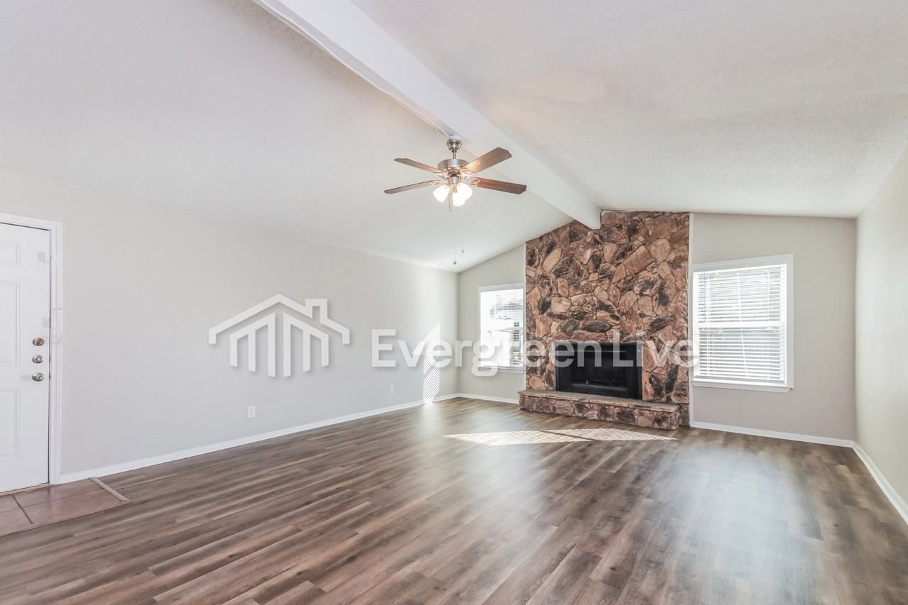 821 Quebec Dr - Photo 5 of 15