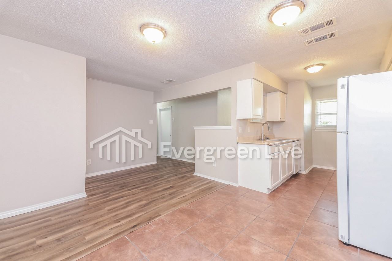 821 Quebec Dr - Photo 6 of 15