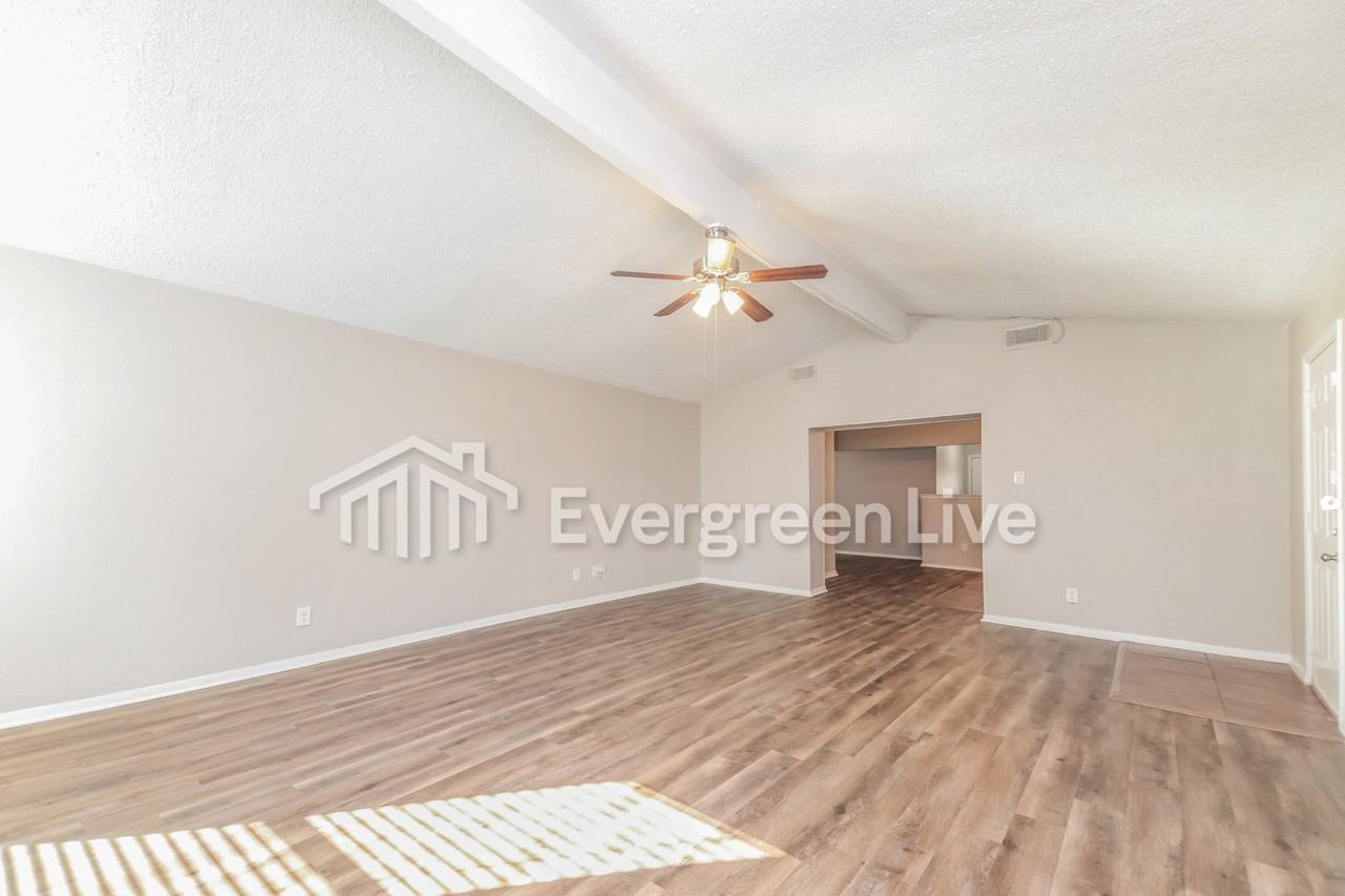 821 Quebec Dr - Photo 4 of 15