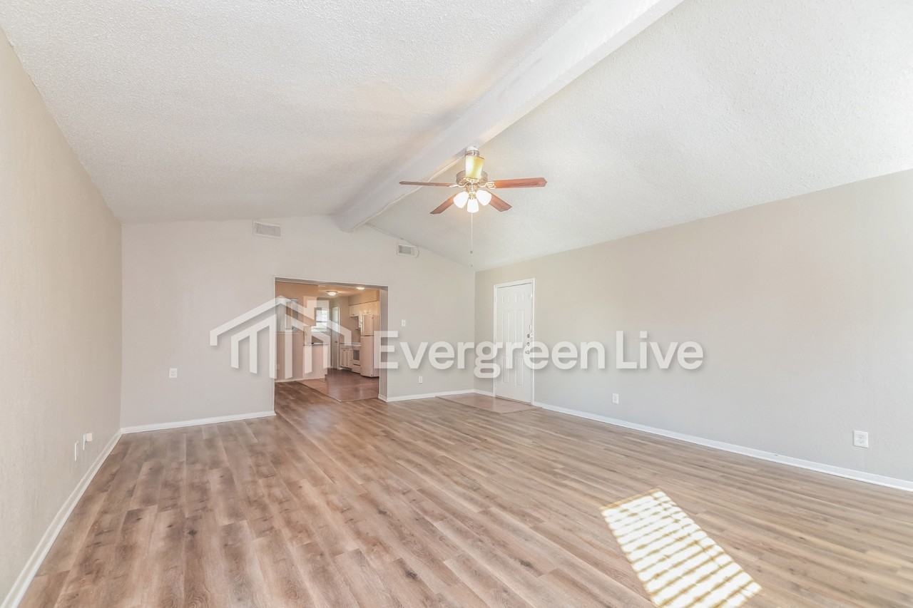 821 Quebec Dr - Photo 3 of 15