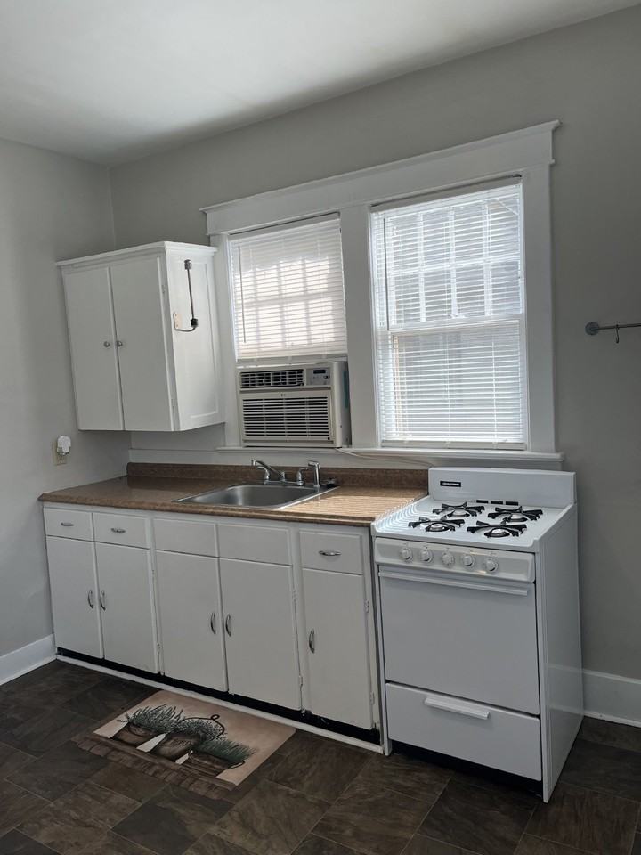 2129 Ashwood Ave - Photo 6 of 13