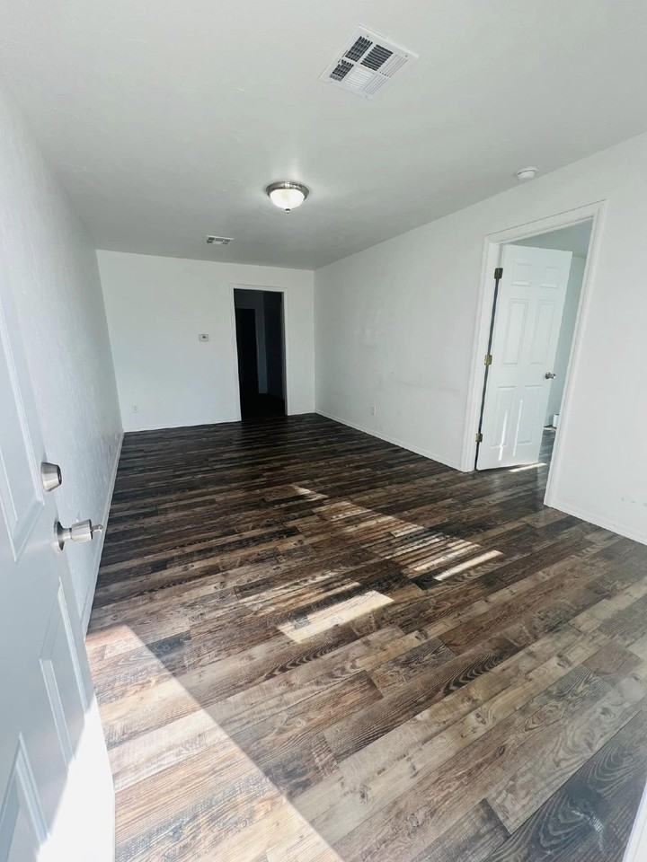 1514 Texas St - Photo 4 of 6