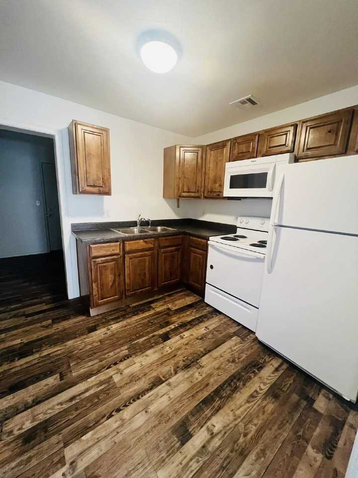 1514 Texas St - Photo 5 of 6