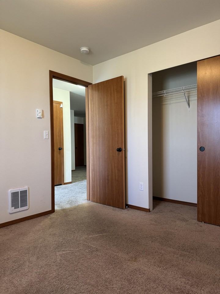 608.206th at ct e 1, Elk Plain, WA 98387 3 Bedroom Apartment for
