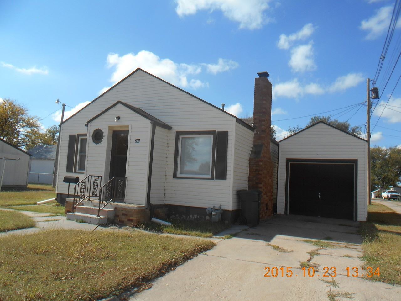 211 N Maple St - Photo 2 of 9