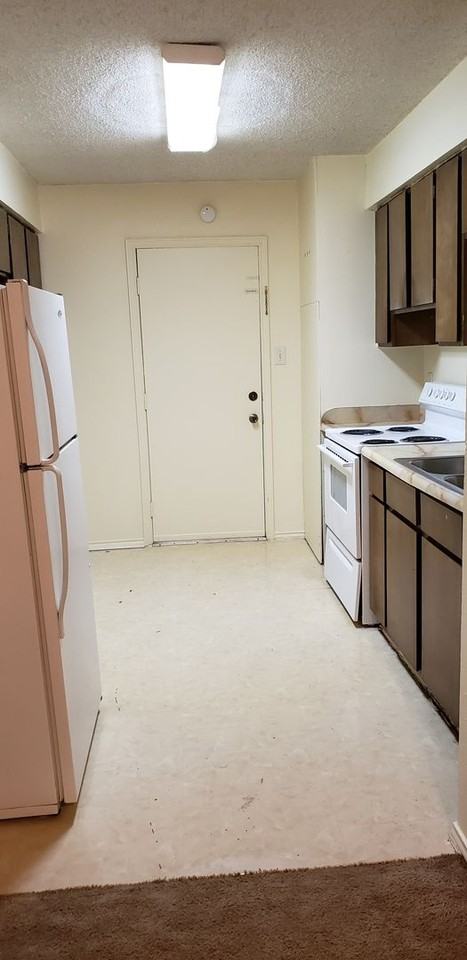 611 Maurice St Apt A-B - Photo 3 of 7