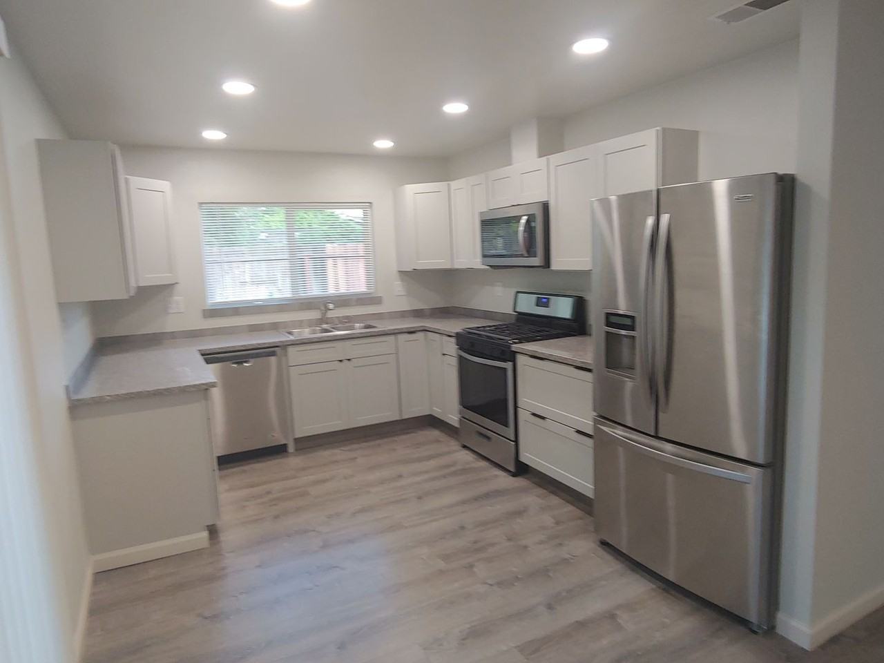 1556 Parkwood St - Photo 3 of 16