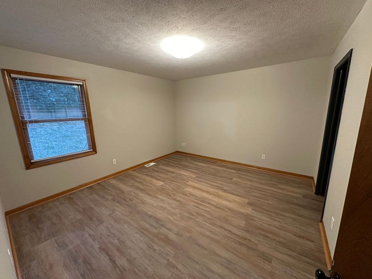 904 Vos Street - Photo 7 of 14