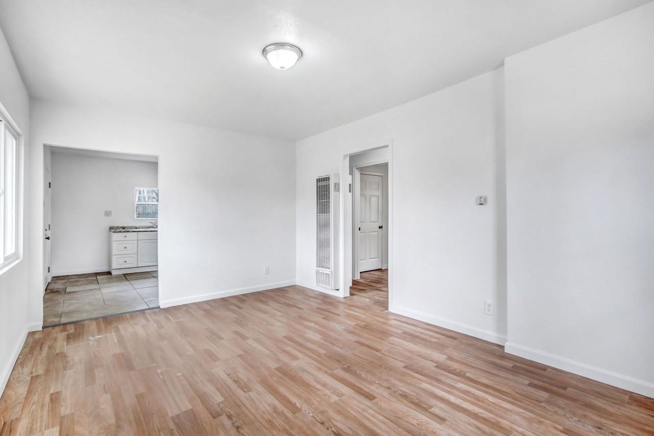 1659  W. Nicolet St. - Photo 2 of 11